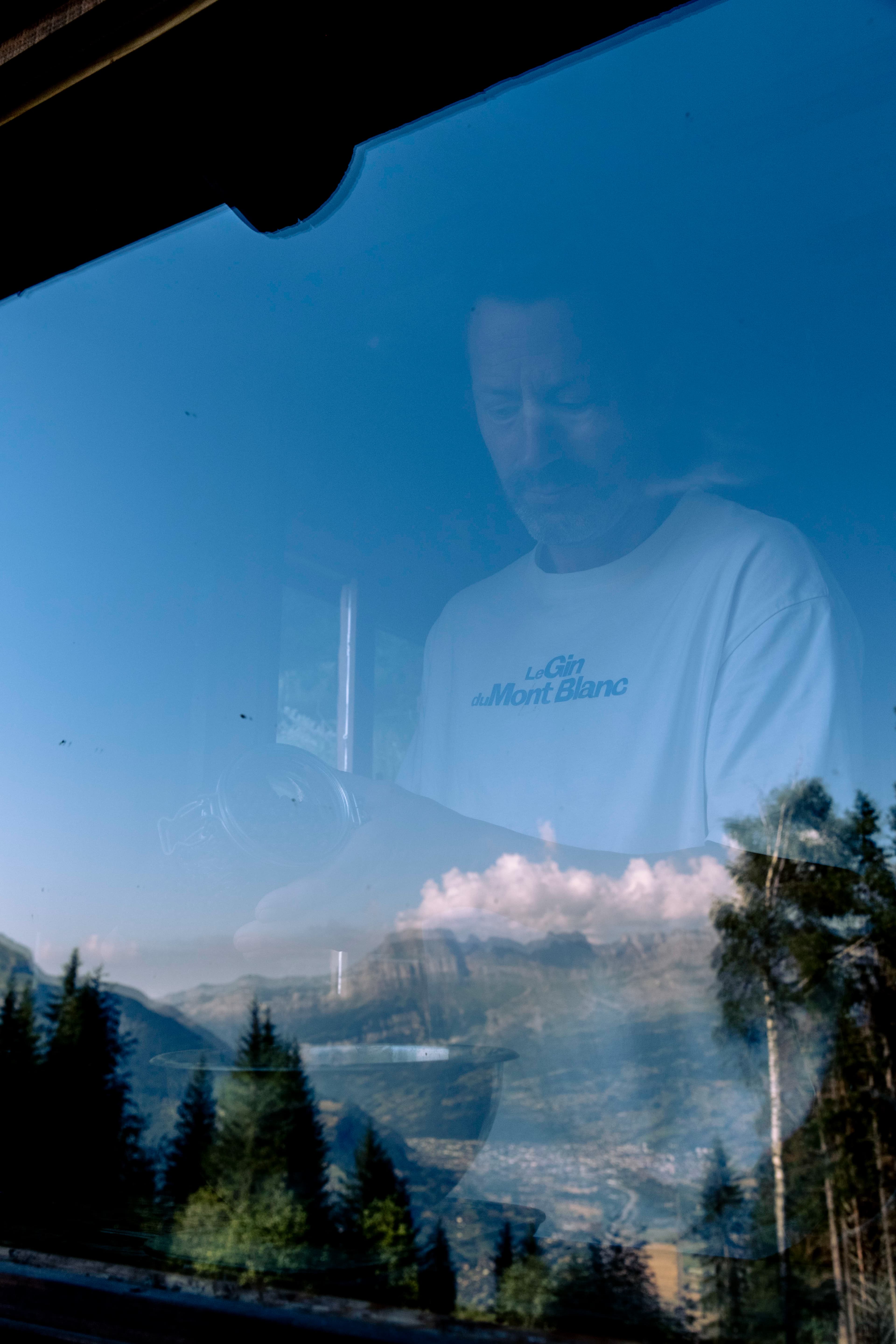 James Abbott élabore la recette du Gin du Mont Blanc à la distillerie Saint Gervais